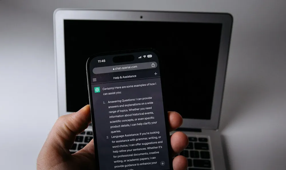 ChatGPT en el celular y la notebook. Foto: Jernej Furman / Wikimedia Commons (CC BY 2.0)