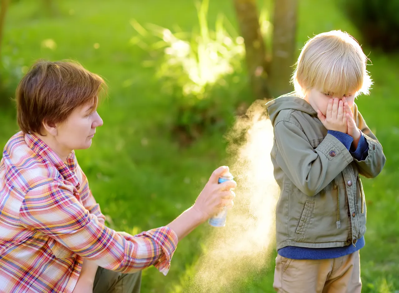 Aplicando Repelente en Niños