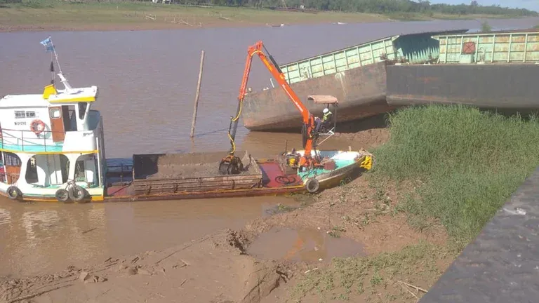 Dragado de la costa del Paraná.