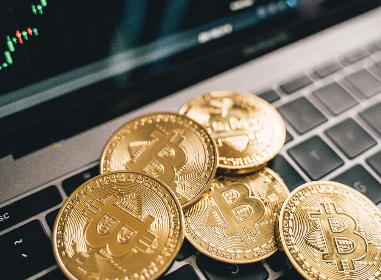 Los proveedores de servicios de pago no podrán facilitar a los clientes la compra de criptomonedas (BCRA)