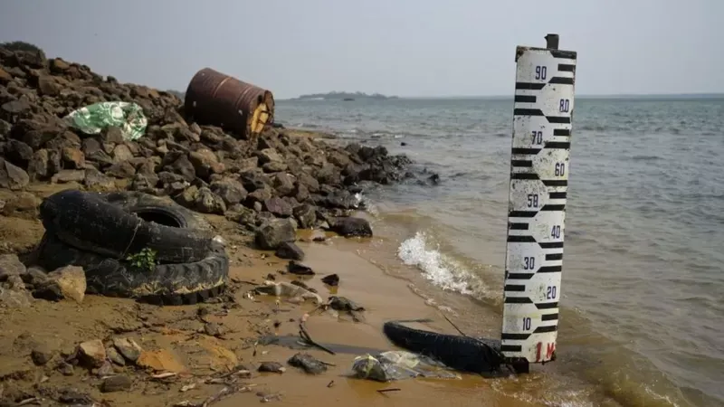 Corrientes: hidrómetro que marca el nivel del río.