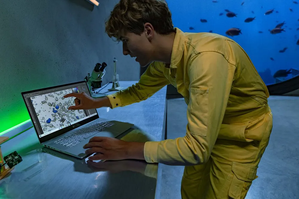 Ferreira mirando microplásticos